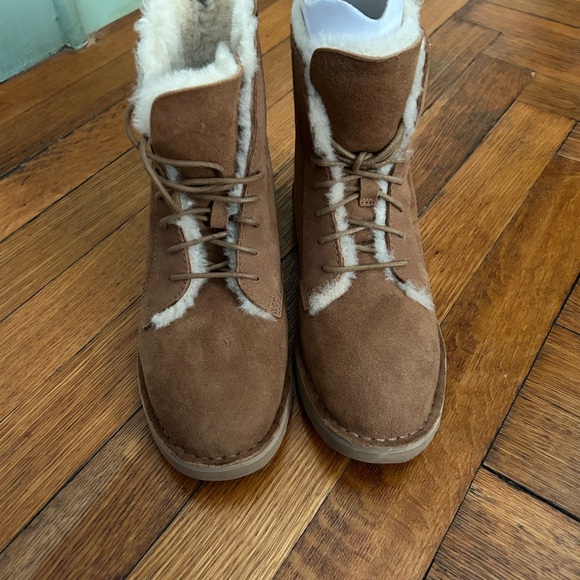 UGG Quincy Boot - Picture 3 of 3